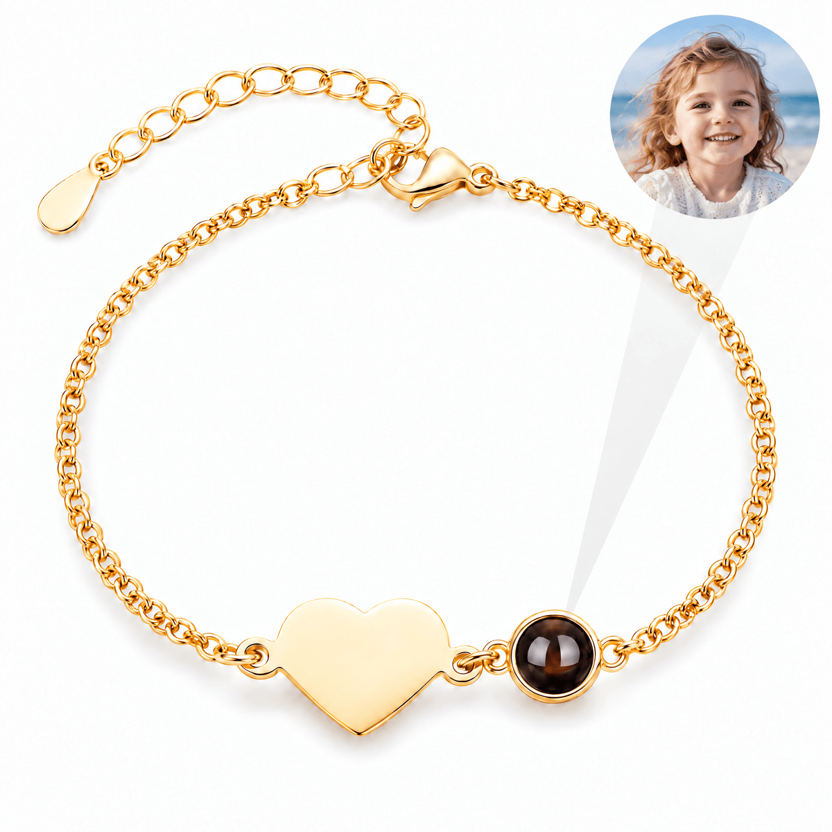 Bracelet personnalisé avec photo, gravure cœur, maille fine en acier inoxydable, cadeau sentimental, unique, modèle Casudale — Or — packshot studio photo-projection nette
