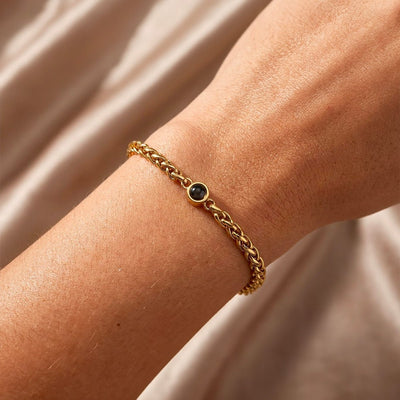 Bracelet maille tressée en acier inoxydable doré avec médaille photo circulaire au centre, fermoir réglable.