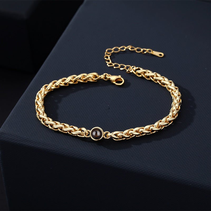 Bracelet maille tressée en acier inoxydable doré avec médaille photo centrale et fermoir réglable en chaîne.