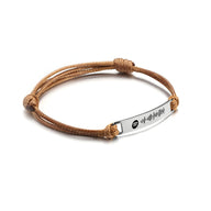Bracelet personnalisé corde marron avec plaque acier inoxydable gravée motif Spotify et onde sonore.
