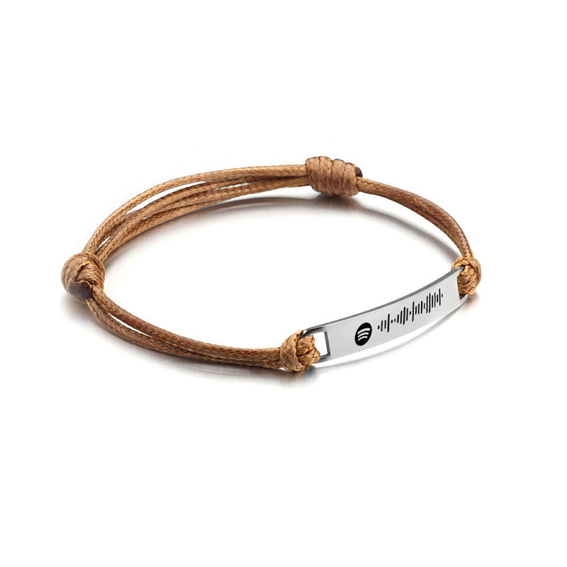 Bracelet personnalisé corde marron avec plaque acier inoxydable gravée motif Spotify et onde sonore.