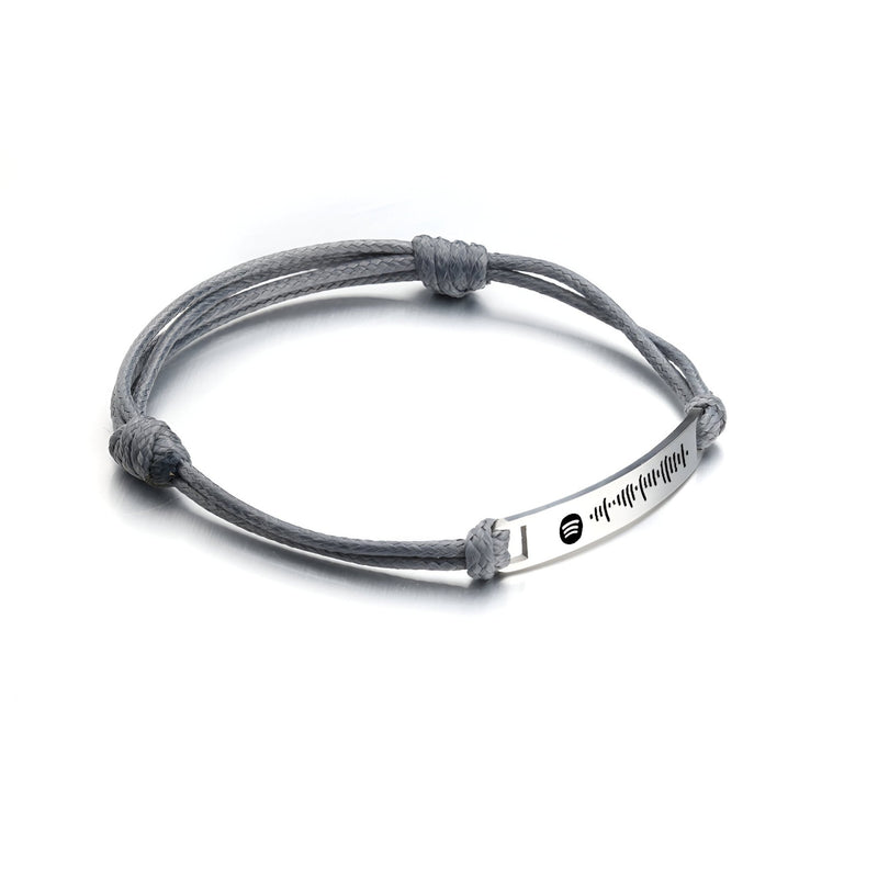 Bracelet personnalisé Spotify en corde grise avec plaque en acier inoxydable gravée, style minimaliste.