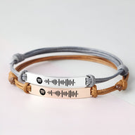 Bracelet personnalisé Spotify en corde gris et marron avec plaque en acier inoxydable argenté et or rosé gravée de code.