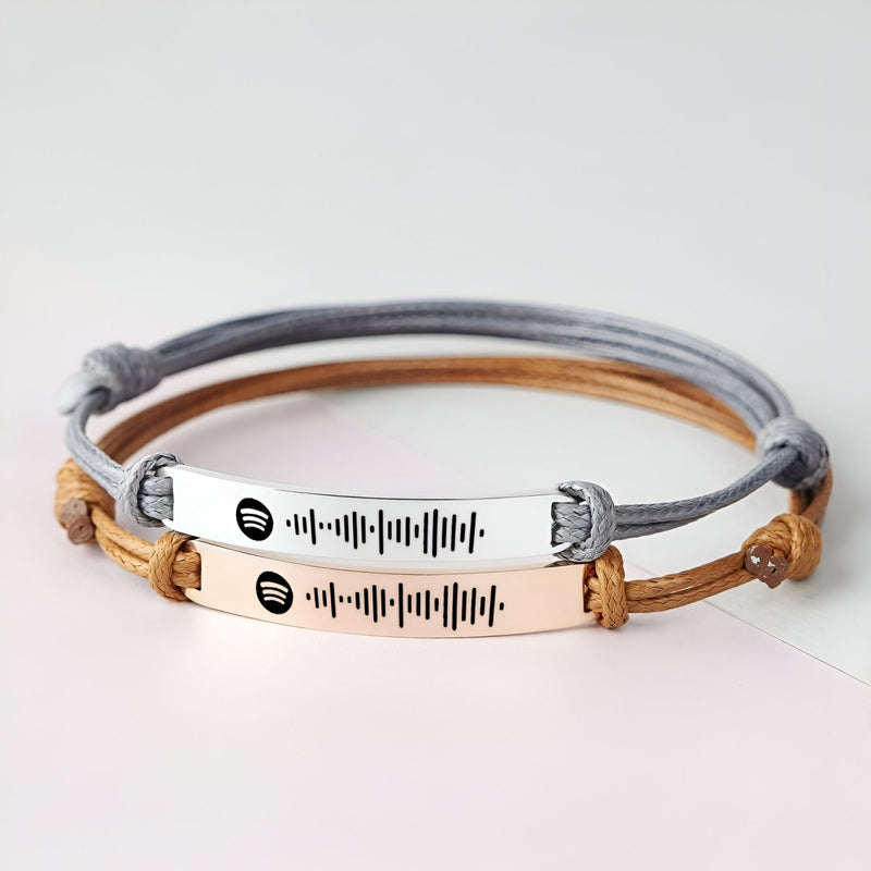 Bracelet personnalisé Spotify en corde gris et marron avec plaque en acier inoxydable argenté et or rosé gravée de code.