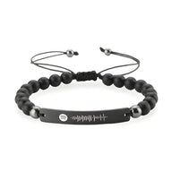 Bracelet personnalisé Spotify noir en pierres naturelles avec plaque gravée et cordon ajustable.