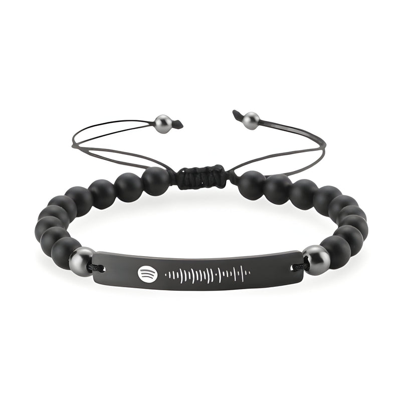 Bracelet personnalisé Spotify noir en pierres naturelles avec plaque gravée et cordon ajustable.