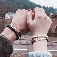 Bracelet personnalisé Spotify modèle Térique avec pierres naturelles noires et blanches, barres métalliques gravées noir et.