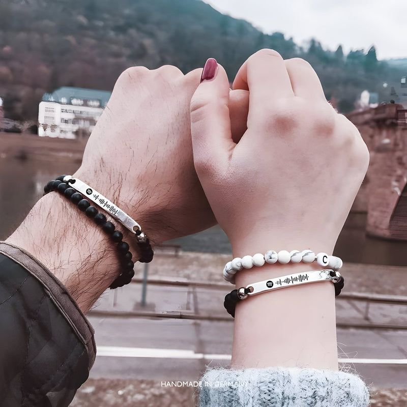 Bracelet personnalisé Spotify modèle Térique avec pierres naturelles noires et blanches, barres métalliques gravées noir et.