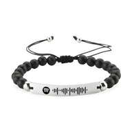 Bracelet en pierres naturelles noires avec plaque argentée gravée code Spotify et cordon ajustable noir.