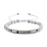 Bracelet personnalisé blanc en pierres naturelles avec plaque argentée gravée code Spotify.