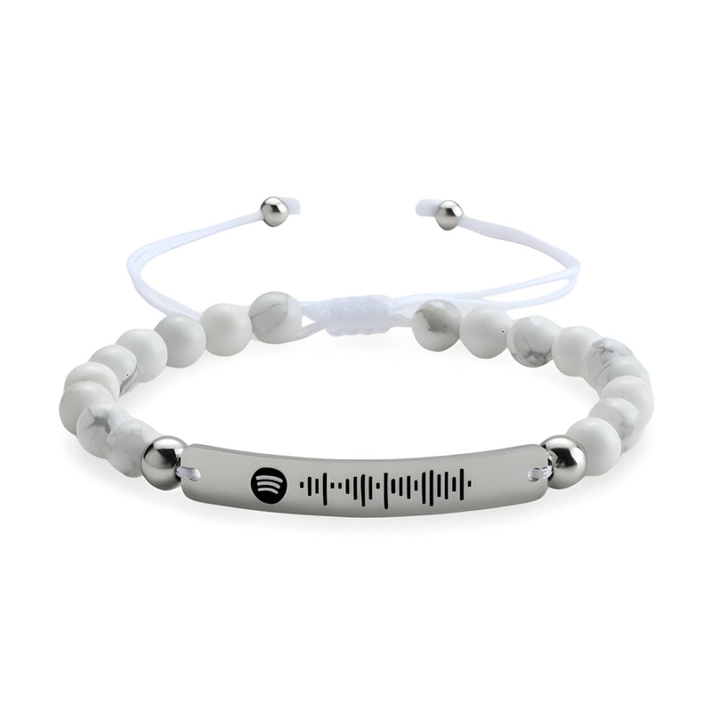 Bracelet personnalisé blanc en pierres naturelles avec plaque argentée gravée code Spotify.