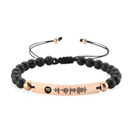 Bracelet ajustable noir en pierres naturelles avec plaque en métal or rosé gravée motif Spotify.