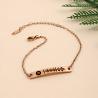Bracelet gourmette ajustable en or rosé avec plaque gravée code Spotify noir.