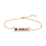 Bracelet gourmette ajustable en or rosé avec pendentif rectangulaire gravé code Spotify noir.