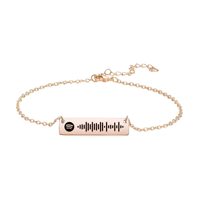 Bracelet gourmette ajustable en or rosé avec pendentif rectangulaire gravé code Spotify noir.