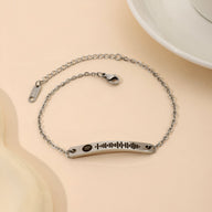 Bracelet gourmette argenté ajustable avec barre gravée code Spotify et chaîne fine.