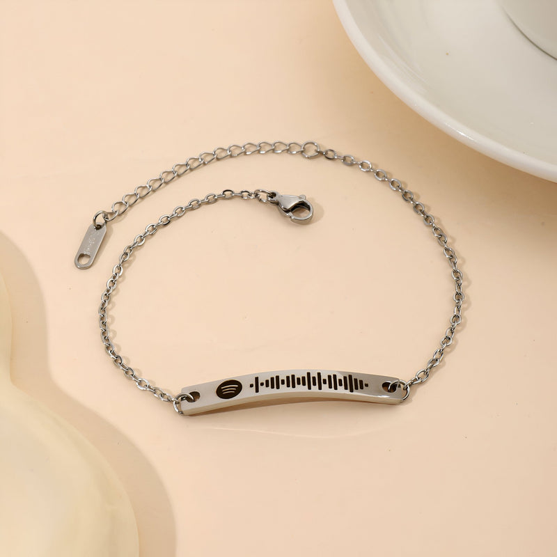 Bracelet gourmette argenté ajustable avec barre gravée code Spotify et chaîne fine.