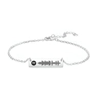 Bracelet gourmette ajustable en argent avec pendentif rectangulaire gravé d'un code Spotify noir.