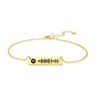 Bracelet gourmette ajustable en or avec plaque personnalisée Spotify et chaîne fine délicate.