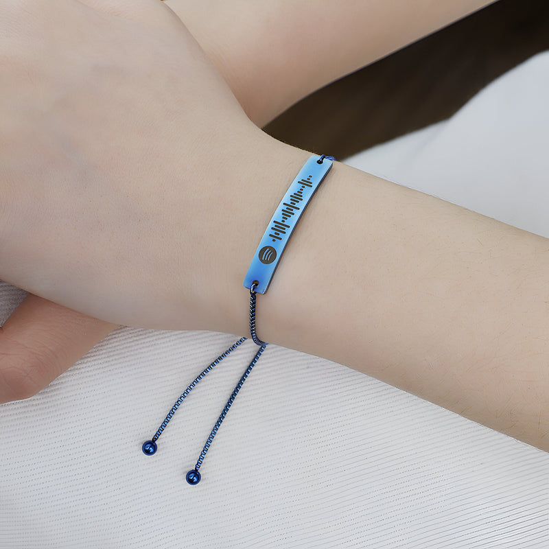 Bracelet gourmette ajustable bleu avec design Spotify gravé et cordon coulissant bleu.