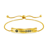 Bracelet gourmette ajustable en métal doré avec code Spotify gravé et fermoir coulissant.