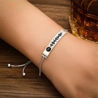 Bracelet gourmette argentée ajustable avec code Spotify gravé et fermeture coulissante.