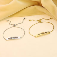 Bracelet gourmette ajustable argent avec motif code Spotify en noir et blanc au centre, sur fond jaune pâle.
