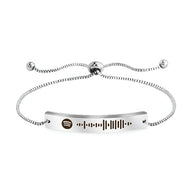 Bracelet gourmette argenté ajustable avec code Spotify gravé et fermoir coulissant.