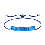 Bracelet ajustable bleu avec plaque gourmette gravée code Spotify noir.