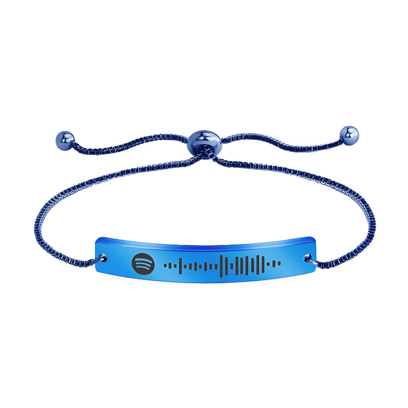 Bracelet ajustable bleu avec plaque gourmette gravée code Spotify noir.