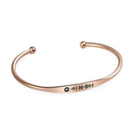 Bracelet jonc en acier inoxydable fin en or rosé avec gravure code Spotify noir central.
