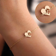 Bracelet fin en titane doré avec cœur et empreinte de patte gravée Lucy, design mixte.