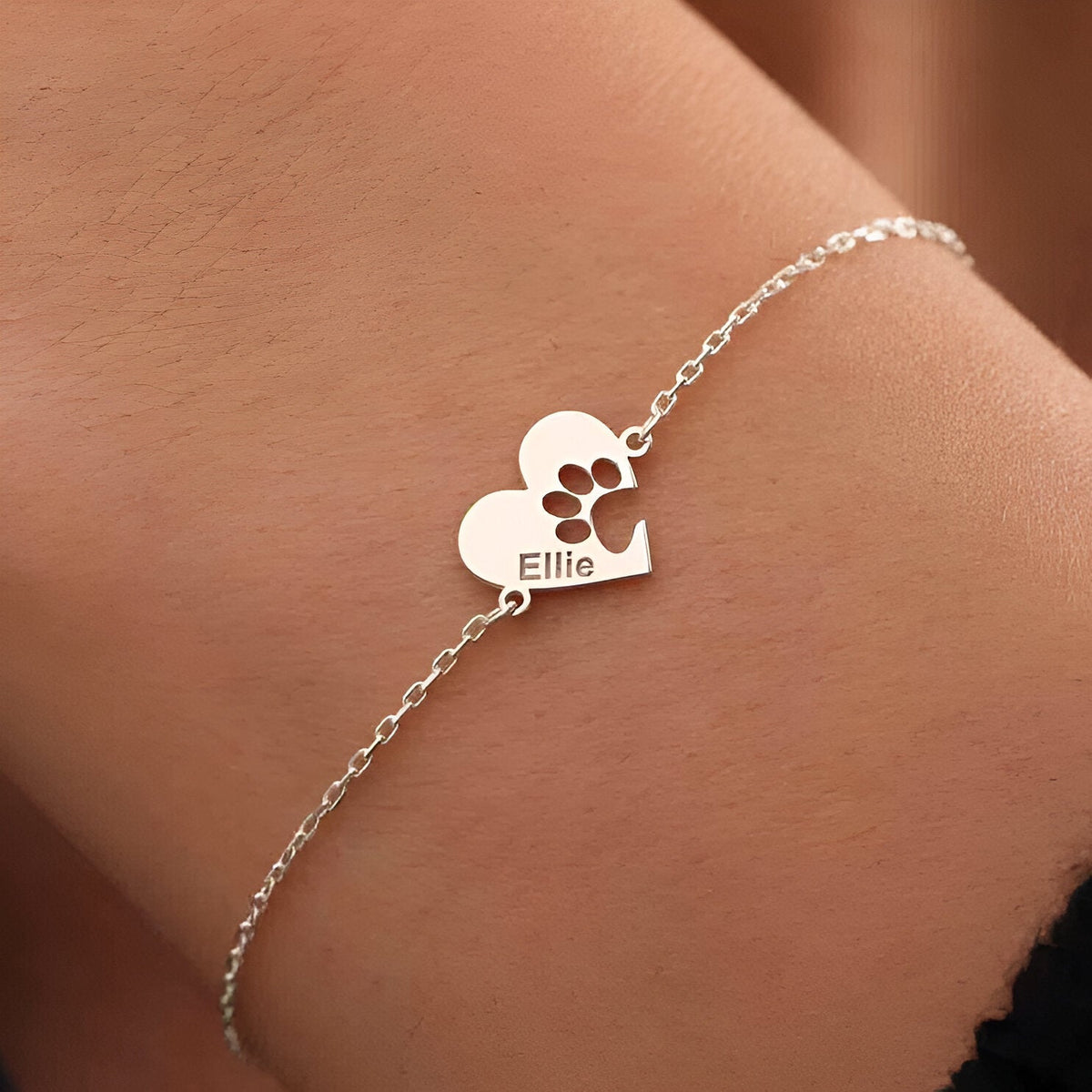 Bracelet fin en titane argenté avec cœur gravé et empreinte de patte, modèle Diko.