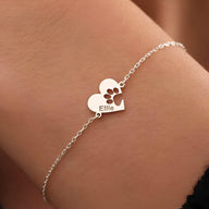 Bracelet fin en titane argenté avec cœur gravé et empreinte de patte, modèle Diko.