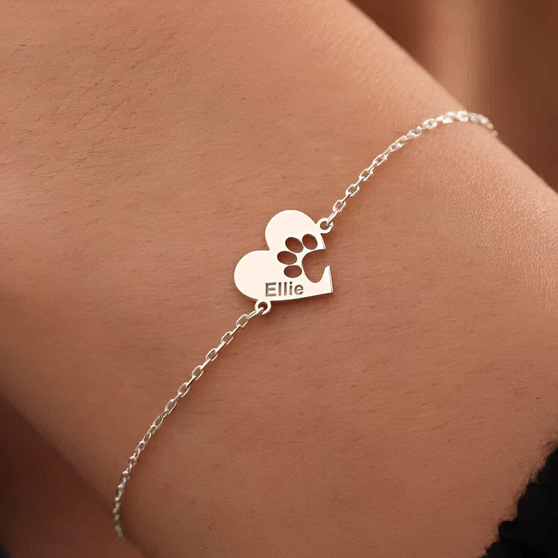Bracelet fin en titane argenté avec cœur gravé et empreinte de patte, modèle Diko.