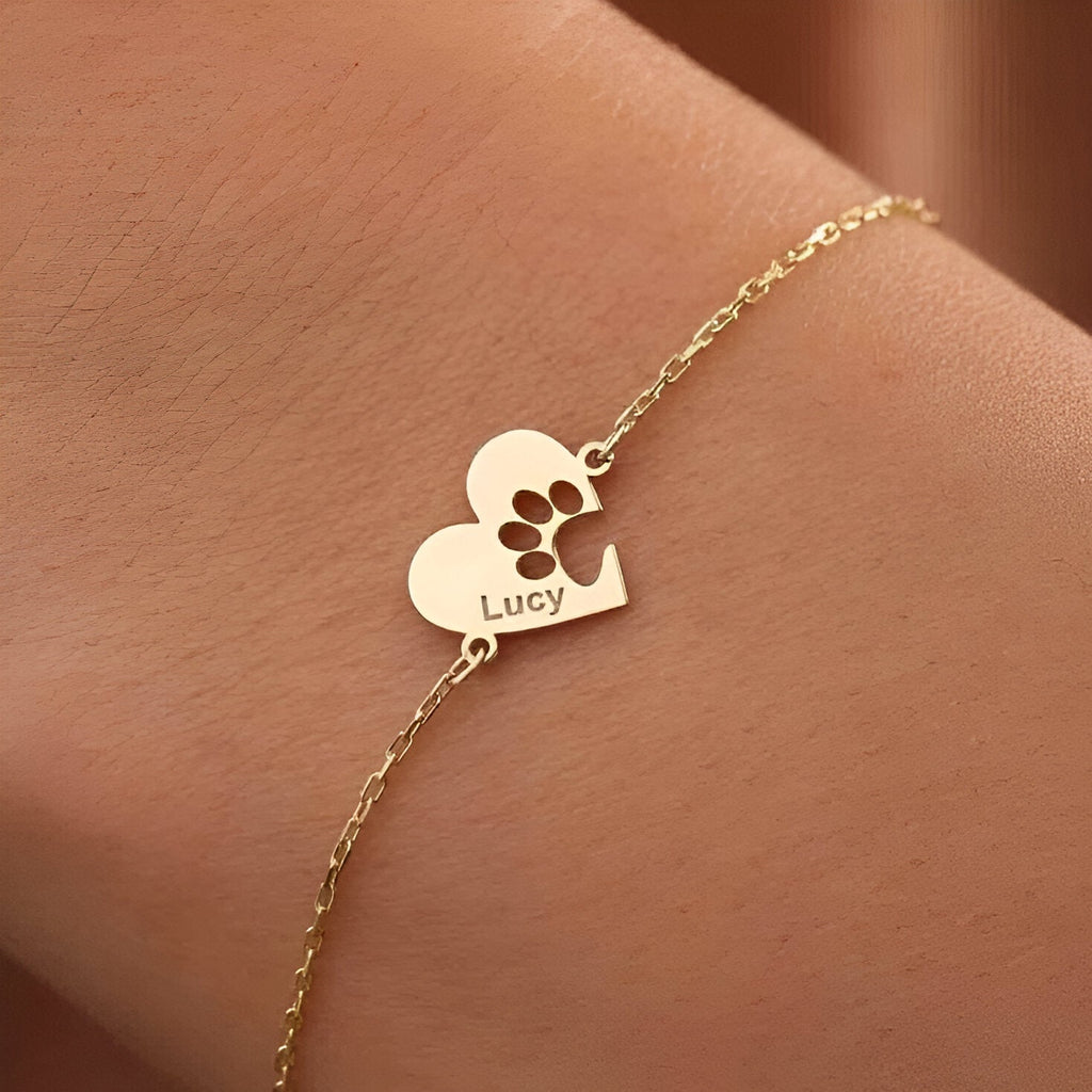 Bracelet fin en titane doré avec médaille cœur et empreinte de patte gravée Lucy.