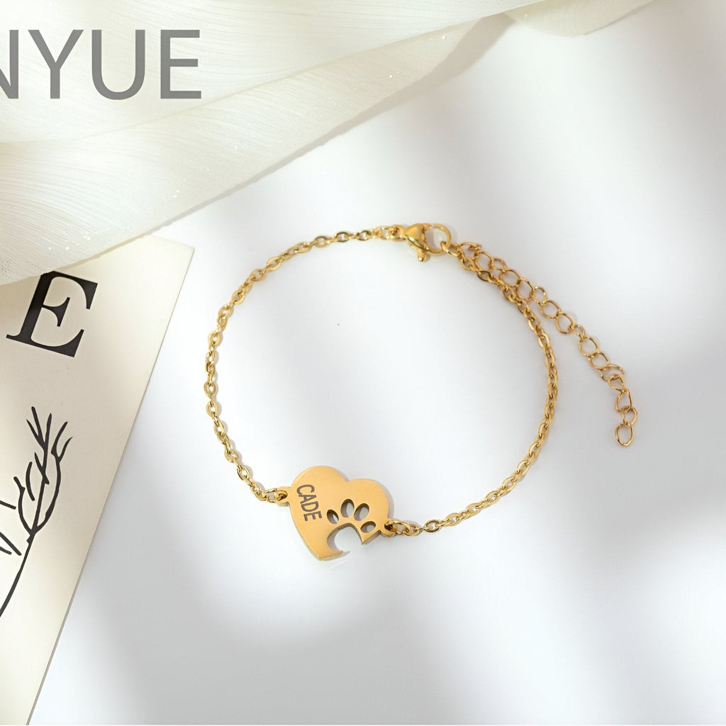 Bracelet en titane doré avec pendentif cœur et empreinte de patte gravée "LOVE".