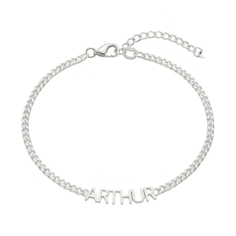 Bracelet fin en acier inoxydable argenté avec prénom "ARTHUR" en lettres découpées, chaîne maille cubaine et fermoir.