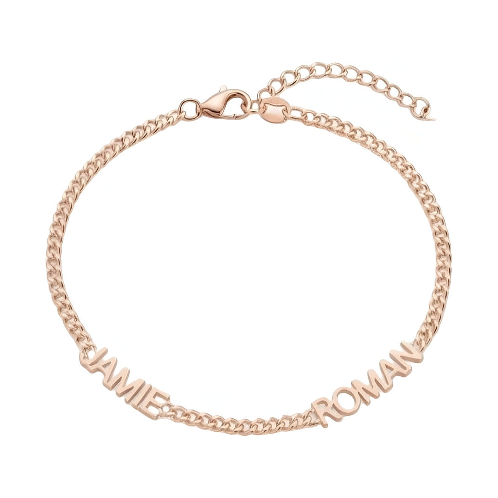 Bracelet en acier inoxydable couleur or rose avec 2 prénoms découpés sur une fine maille cubaine, fermoir mousqueton et.
