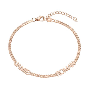 Bracelet en acier inoxydable couleur or rose avec 2 prénoms découpés sur une fine maille cubaine, fermoir mousqueton et.
