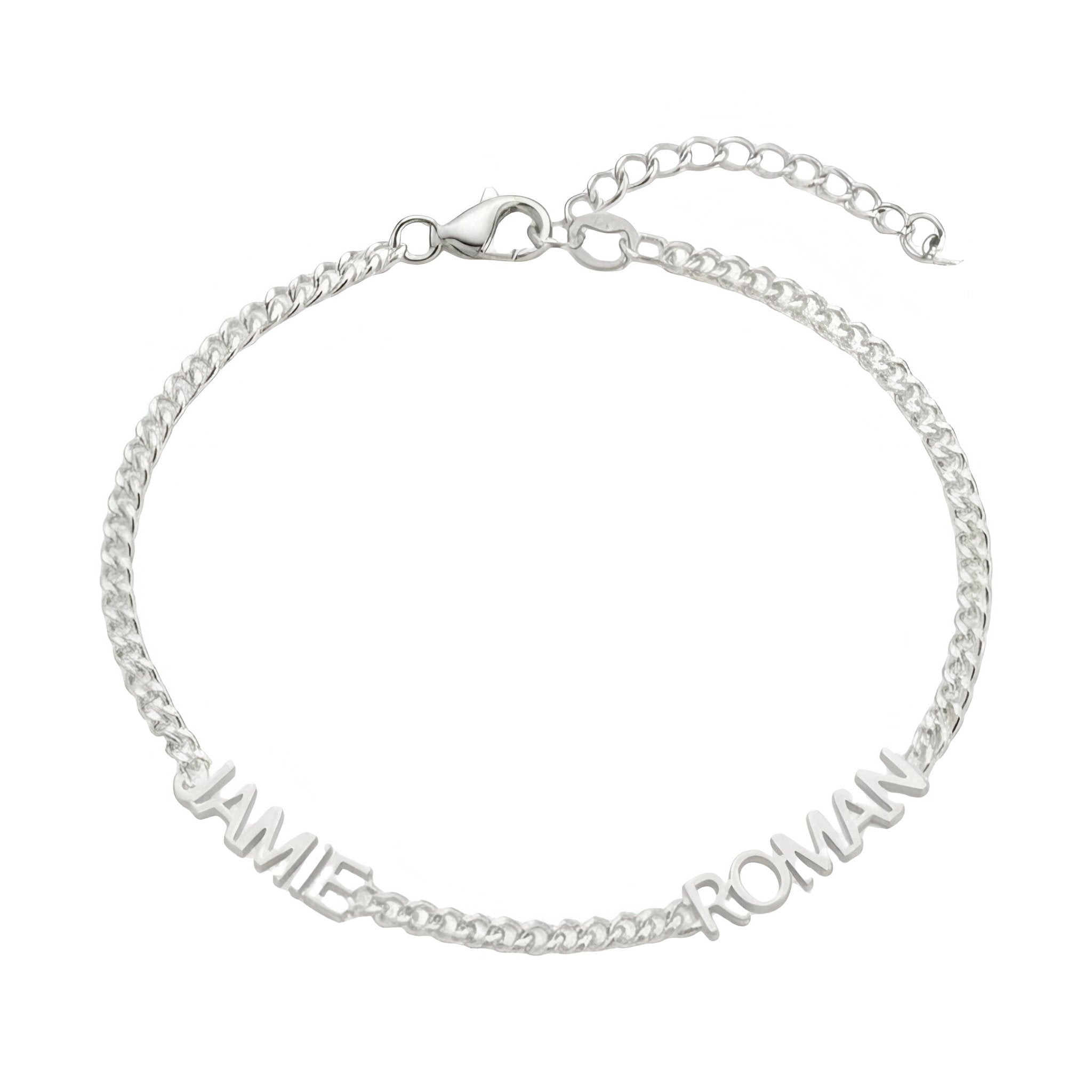 Bracelet fin en acier inoxydable argenté avec maillons cubains et deux prénoms découpés "JAMIE" et "ROMAIN".