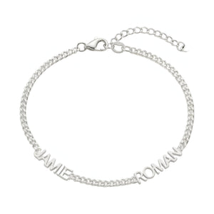 Bracelet fin en acier inoxydable argenté avec maillons cubains et deux prénoms découpés "JAMIE" et "ROMAIN".