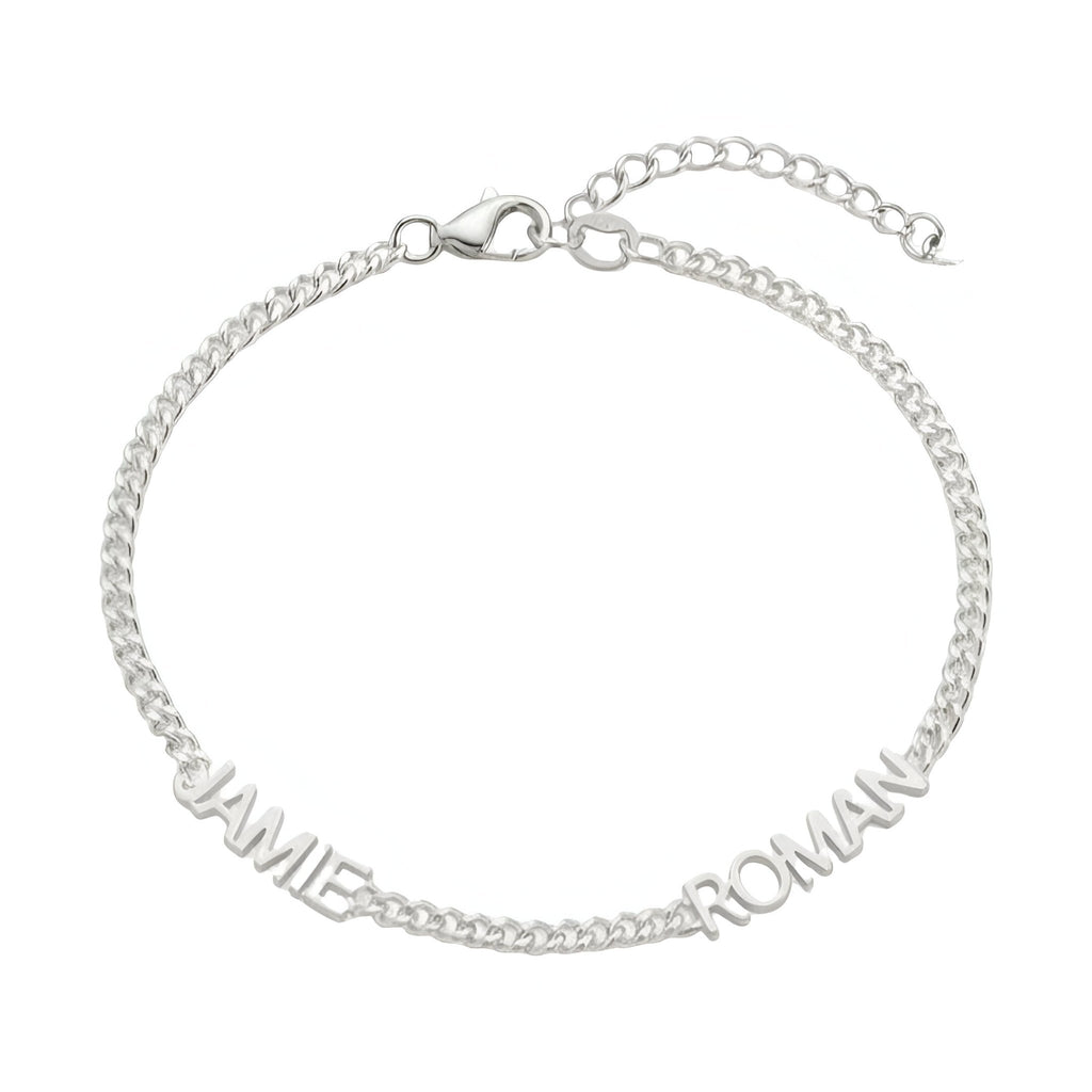 Bracelet fin en acier inoxydable argenté avec maillons cubains et deux prénoms découpés "JAMIE" et "ROMAIN".