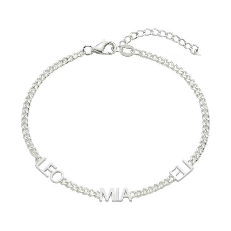 Bracelet en acier inoxydable argenté avec maille cubaine fine et trois prénoms découpés, fermoir cœur ajustable.