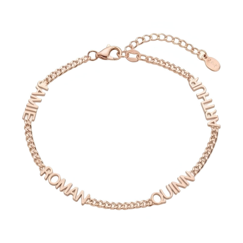 Bracelet en acier inoxydable finition brillante avec prénoms découpés et chaîne maille cubaine fine rose doré.