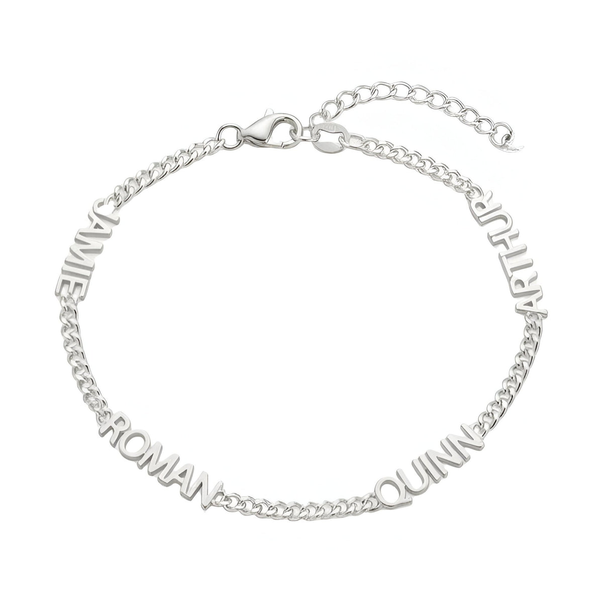 Bracelet en acier inoxydable argenté avec maille cubaine fine et quatre prénoms taillés autour du poignet.
