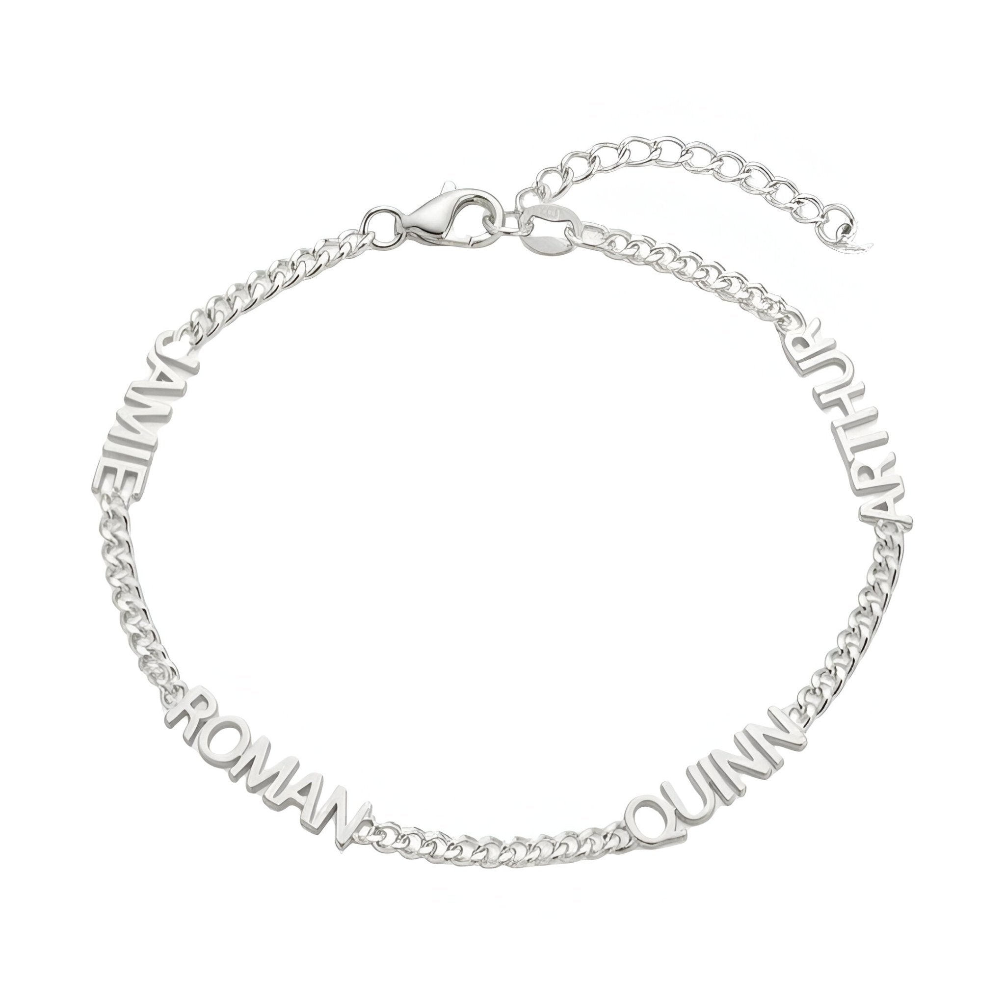 Bracelet en acier inoxydable argenté avec maille cubaine fine et quatre prénoms taillés autour du poignet.