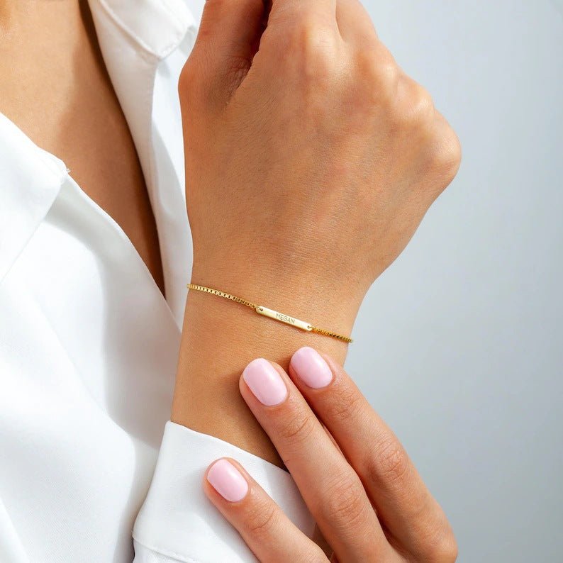 Bracelet fin en acier inoxydable doré avec plaque rectangulaire lisse, maille vénitienne élégante, style mixte.