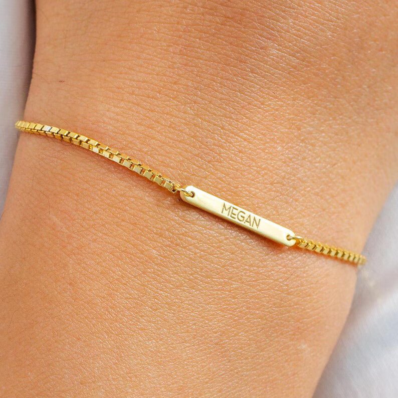Bracelet gourmette fine en acier inoxydable doré avec plaque personnalisée gravée "MEGAN".