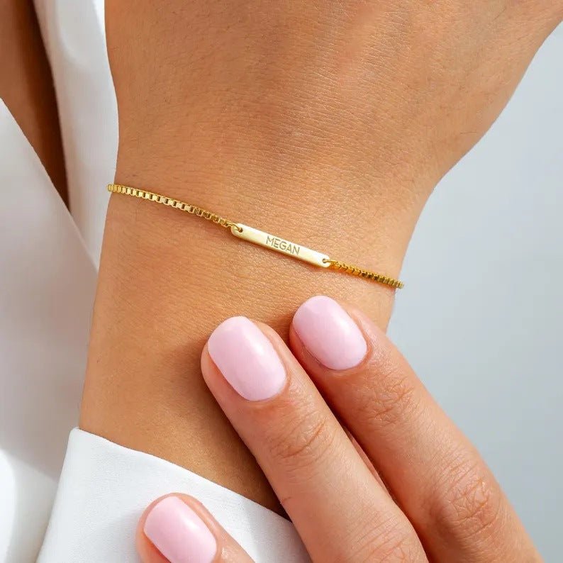 Bracelet gourmette en acier inoxydable doré à maille vénitienne avec plaque personnalisée fine et brillante.